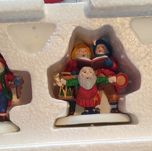 Department 56 Heritage Village Collection Sing A Song For Santa 56316 Christmas - Picture 5 of 10